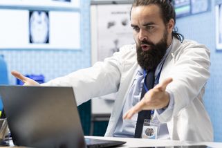 Elektronické posudky na řidičáky se zadrhly. Vojtěch narychlo povolil jiné řešení